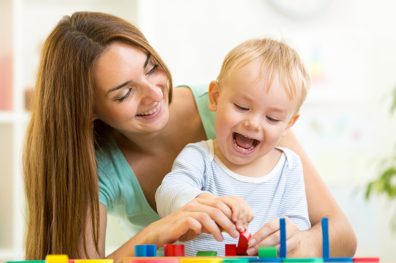 Mamá acompañando a su bebé mientras juega