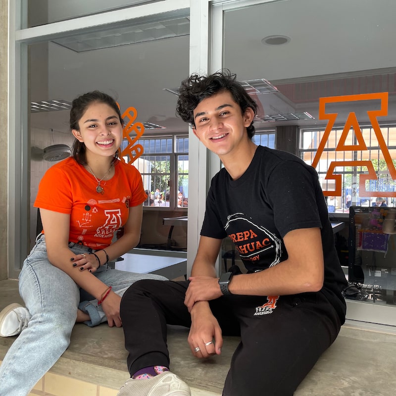 Alumnos de Prepa Anáhuac sonriendo
