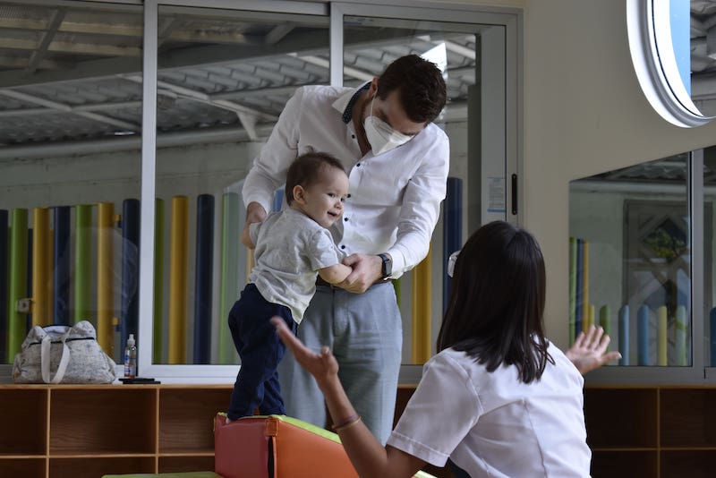  Papá con su bebé en Colegio Cumbres Oaxaca