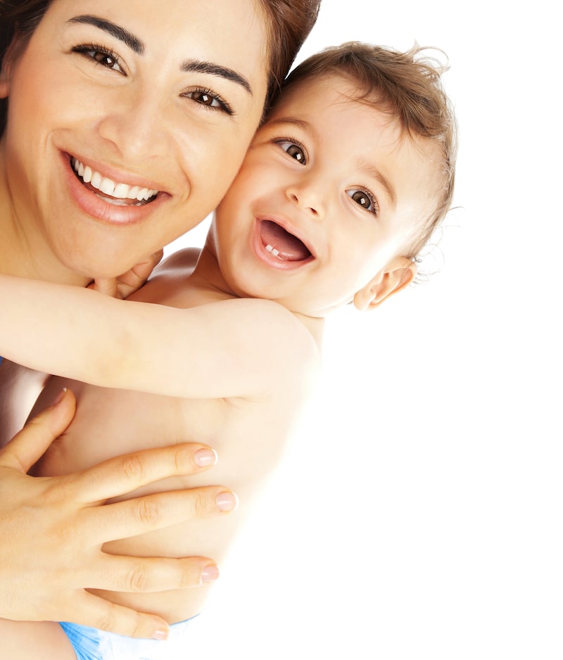 Bebé sonriendo abrazando a su mamá