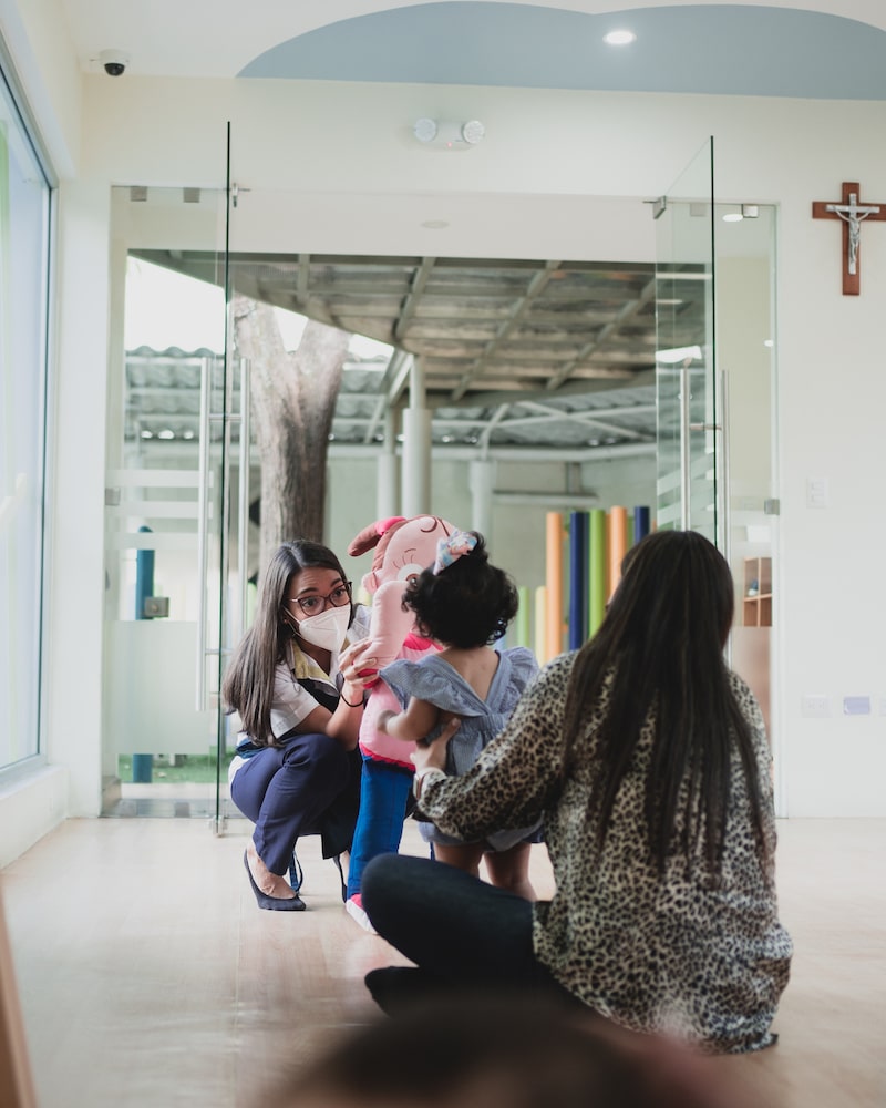 Bebé jugando en bambolino en Colegio Cumbres Oaxaca