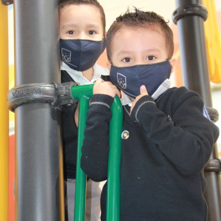 Alumnos de preescolar de Colegio Cumbres Oaxaca portando cubrebocas