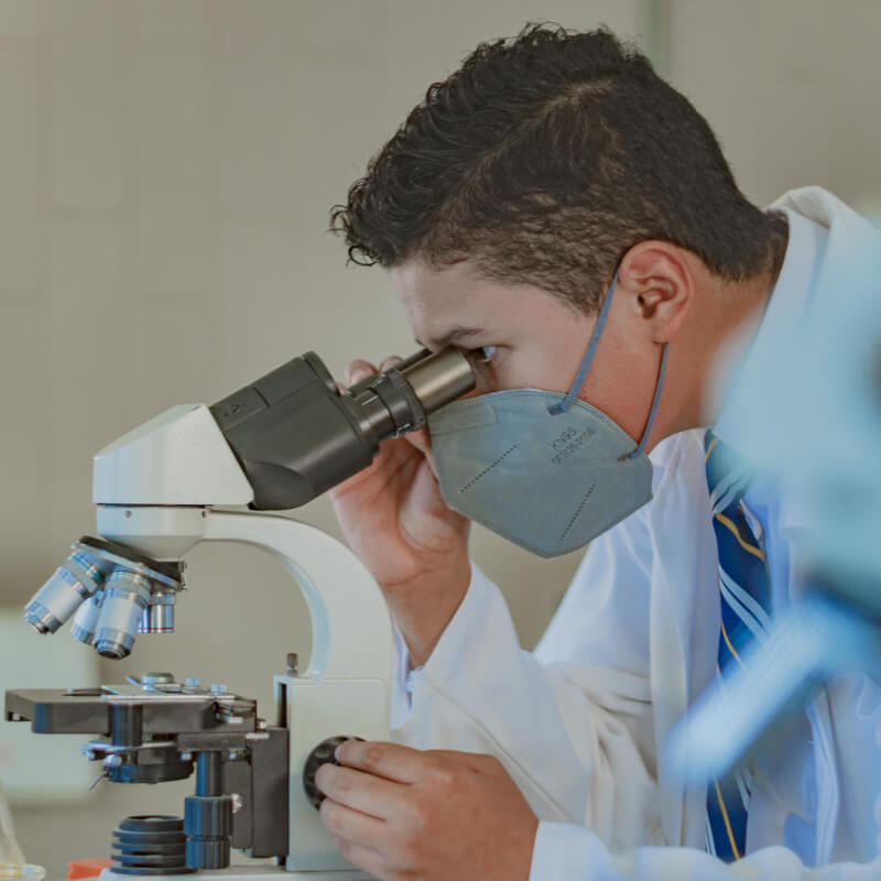 Alumno de Colegio Cumbres Oaxaca mirando en microscopio
