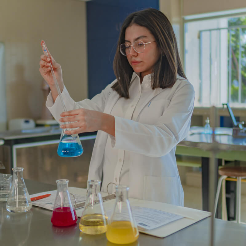 Alumna de secundaria de Colegio Cumbres Oaxaca aprendiendo